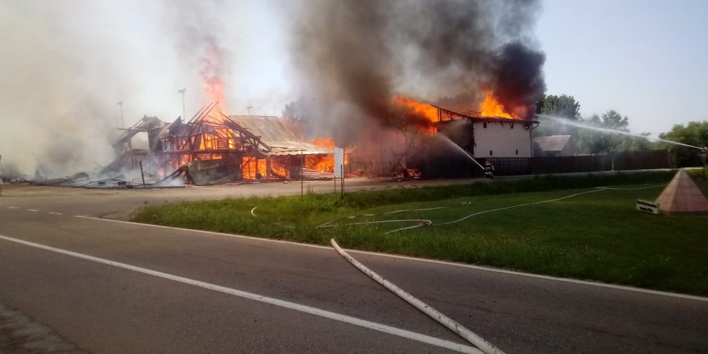 Incendiu puternic în Timiș! Un restaurant a izbucnit în flăcări. Trei oameni au fost răniți. VIDEO