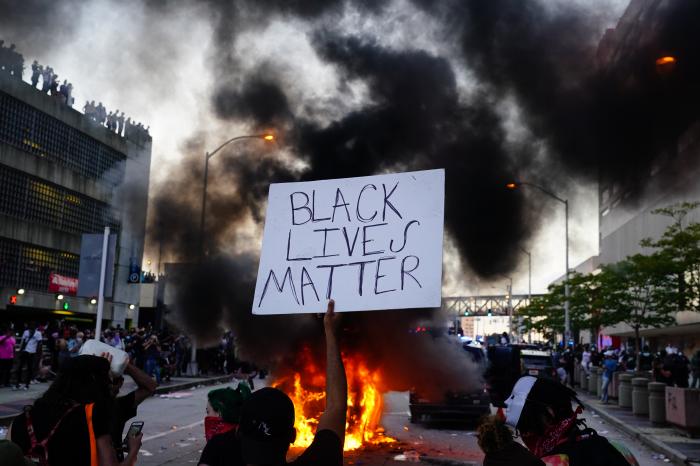 Străzile orașului american Seattle, transformat în câmp de război. Un bărbat a intrat cu mașina printre protestatari și a împușcat o persoană. VIDEO