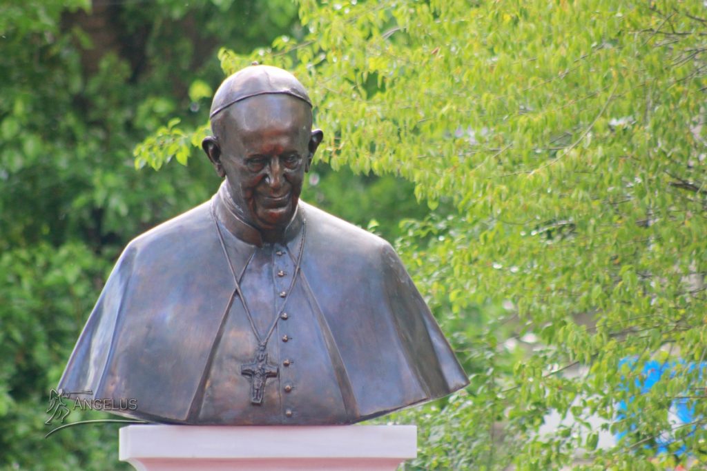 AMPT despre pubelele amplasate lângă bustul lui Papa Francisc: „A fost o simplă eroare umană”