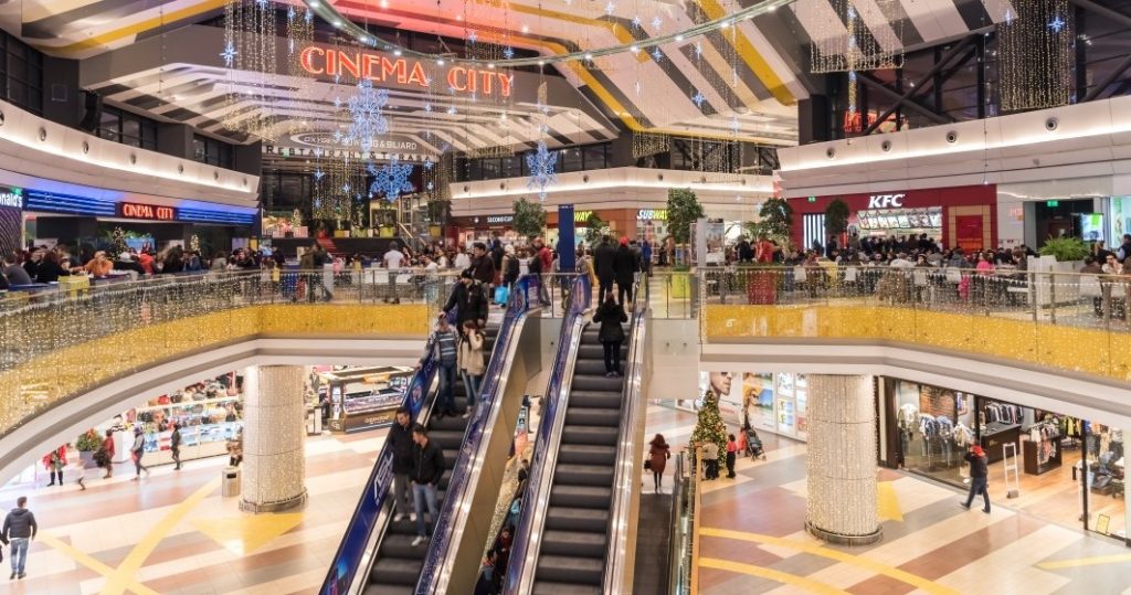 Ministrul Economiei așteaptă evaluarea: când se vor redeschide mall-urile