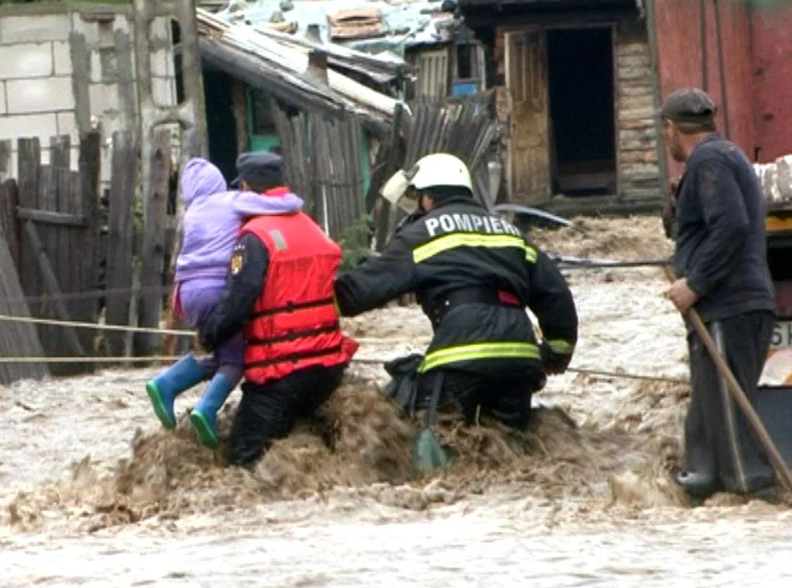 Chinuiți de dezastrele naturale! Cinci copii și trei adulți au fost evacuați din casa inundată, în Timiș