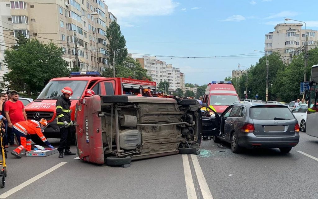 Accident grav în Constanța. O mașină s-a răsturnat, iar un tânăr a murit la spital. FOTO