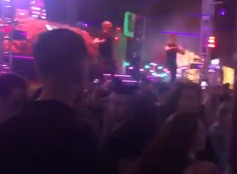 VIDEO | Sute de tineri au petrecut într-un club din Iași, sfidând regulile de distanțare socială