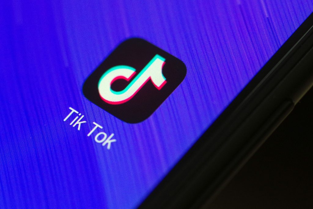 Anunț îngrijorător! Apple avertizează că TikTok spionează utilizatorii de iPhone