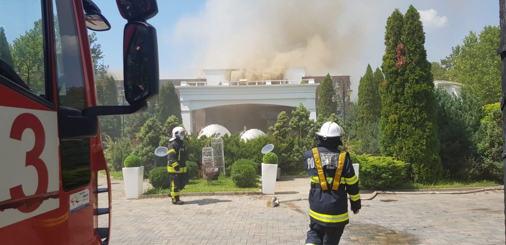 Incendiu de proporții la Ambasad’Or, complexul deținut de Nicușor Stan. VIDEO