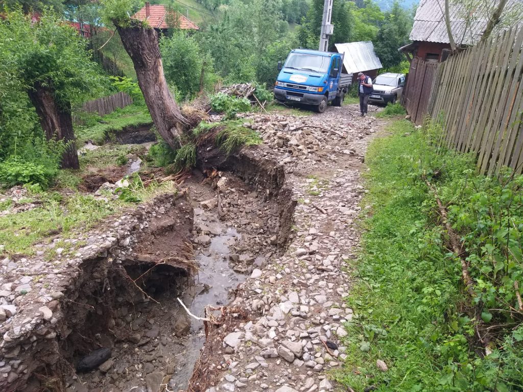 Panică în Bacău! Inundațiile au măturat totul în cale. FOTO