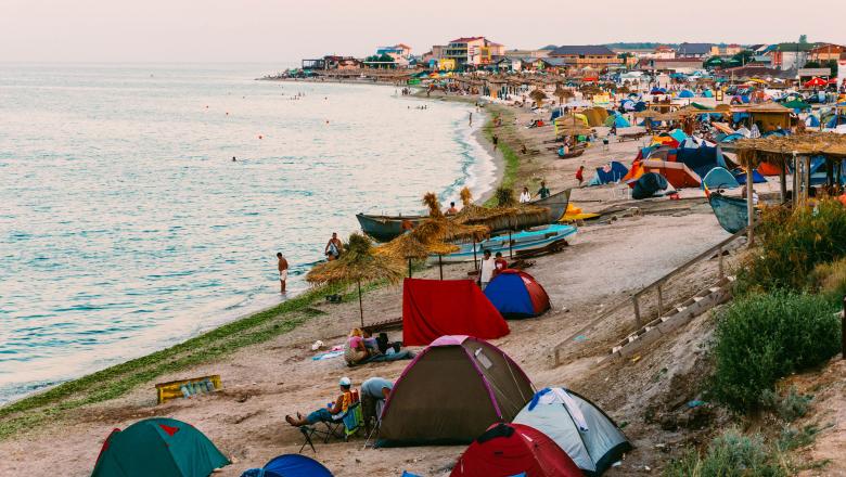 Haos pe litoral în weekend! Turiștii din Vama Veche nu au respectat distanțarea socială