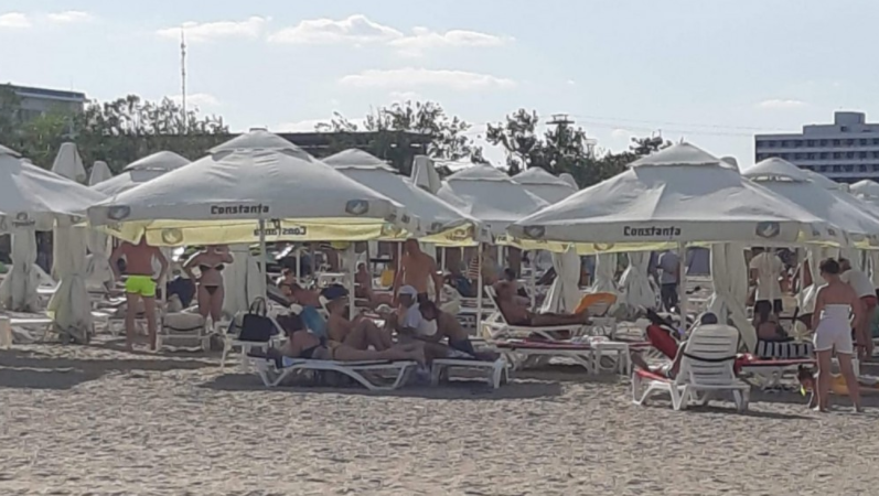 Stațiunea Mamaia, la un pas de un mare focar COVID-19. Regulile de distanțare socială nu sunt respectate pe plajele de la malul mării