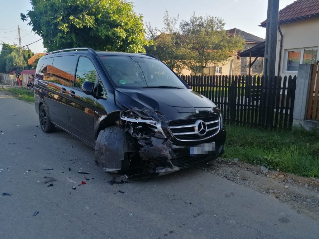 Accident teribil în Argeș! O femeie a fost strivită de o mașină în timp ce stătea pe bancă în fața curții. Vinovatul nici măcar nu are permis de conducere