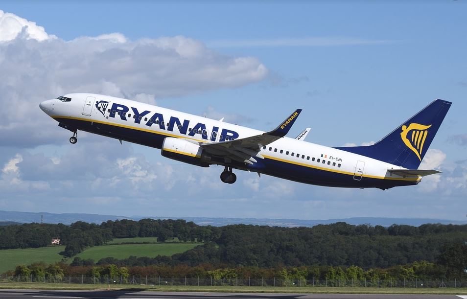 Scene de teroare într-un avion Ryanair, după ce a primit o amenințare cu bombă în timpul zborului! Ce a urmat când au intervenit avioanele de vânătoare