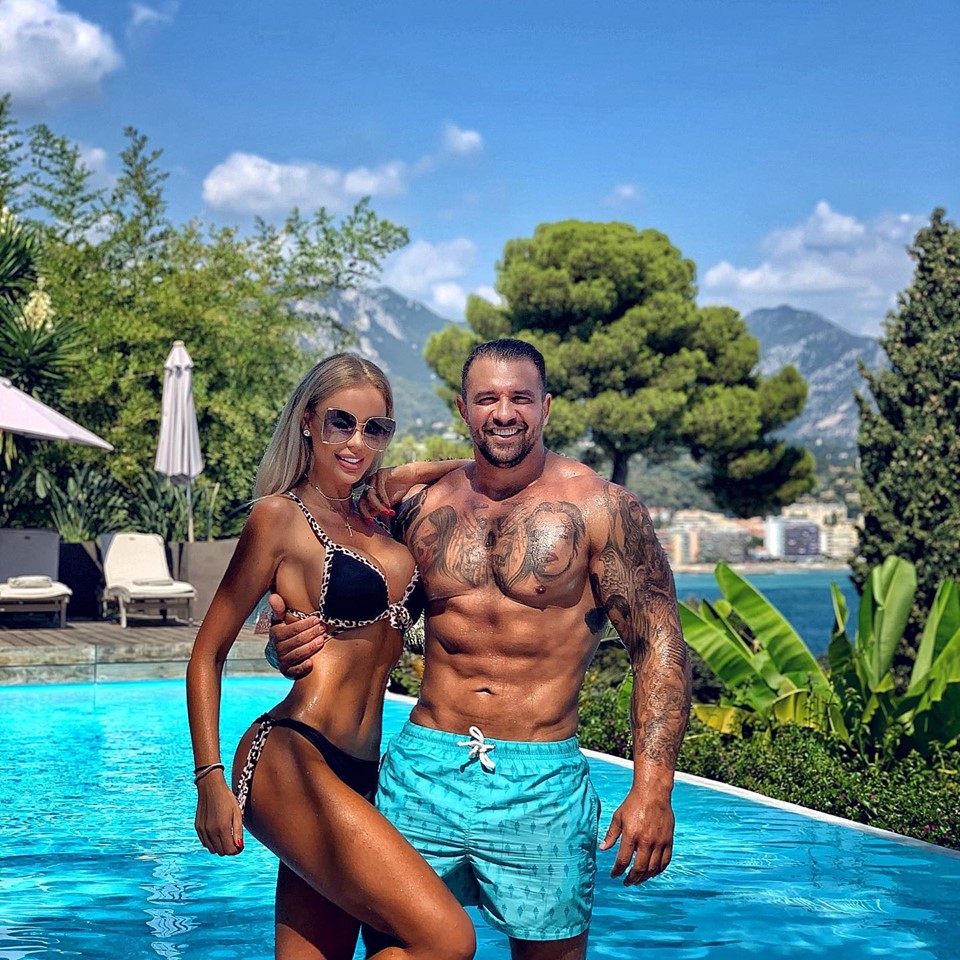 Bianca Drăgușanu și Alex Bodi au fost surprinși în ipostaze XXX pe plaja din Mamaia. Afaceristul nu se poate abține nici ziua, nici noaptea