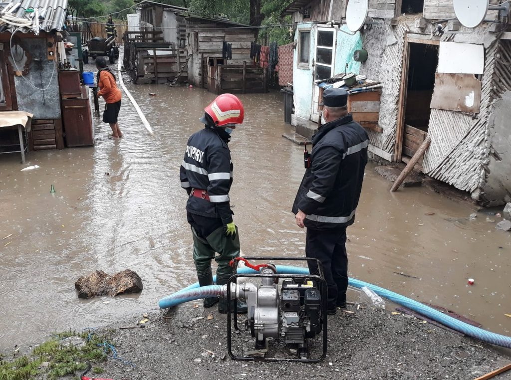 Gospodării inundate în Dâmbovița. O mașină, blocată de aluviuni în Argeș. FOTO&VIDEO