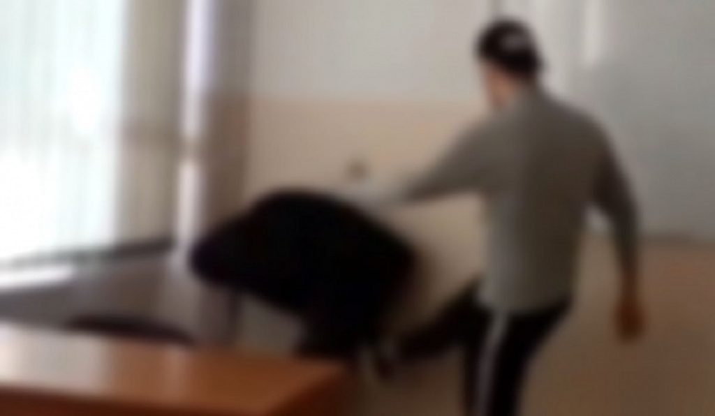 Scene șocante la o școală din Vaslui. O profesoară a fost bătută cu bestialitate cu o țeavă, de către un elev de 12 ani