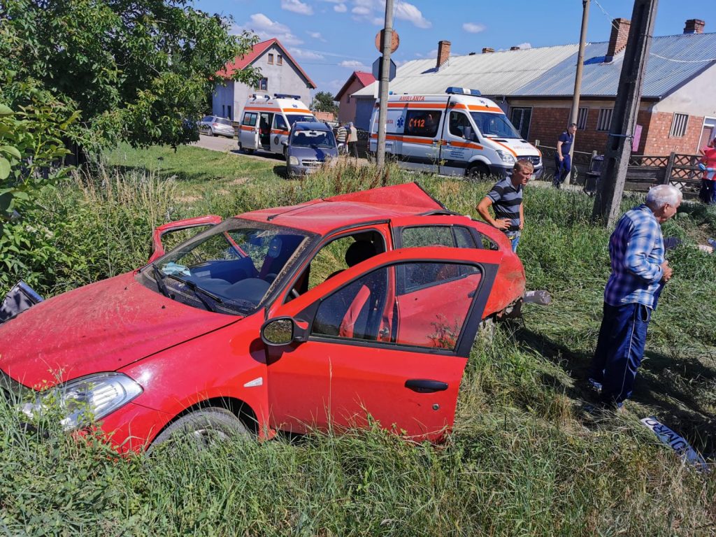 O mașină a fost lovită de un tren, în Bacău! Trei persoane au decedat pe loc, iar alte două au fost transportate în stare gravă la spital