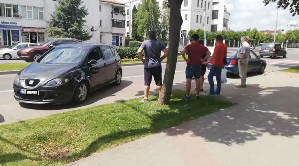 De-a râsul-plânsul! Un bărbat din Vaslui și-a lovit mașina nouă la câteva minute după ce și-a cumpărat-o. Cum a reușit “performanța”