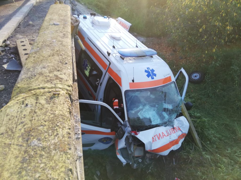 O ambulanță care transporta un pacient cu COVID-19 a fost implicată într-un grav accident în Gorj