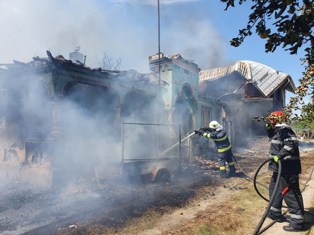 Incendiu puternic în Olt. Ard patru case în comuna Strejeşti