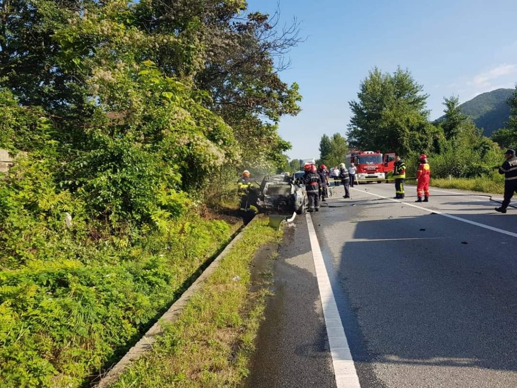 Impact violent urmat de un incendiu, între un TIR și un autoturism în Mehedinți. Două persoane au murit pe loc. FOTO