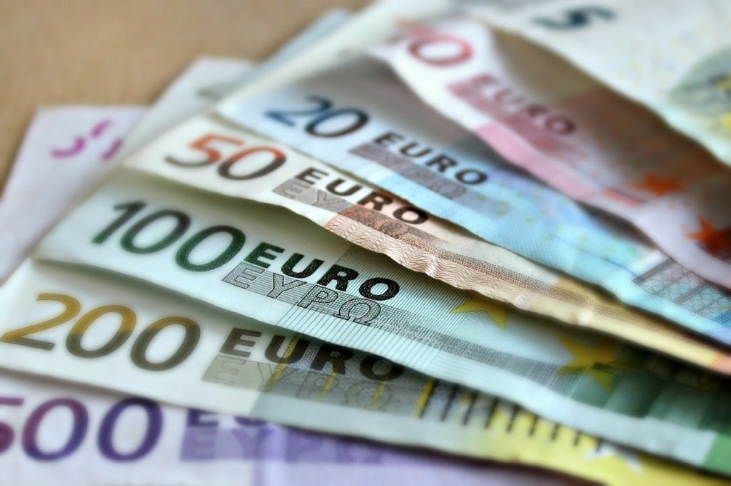 Curs valutar 21 august 2020! Euro și dolarul continuă să crească față de leu