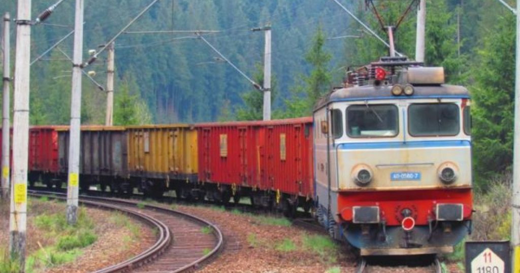 Alertă în Brașov! Locomotiva unui tren privat a luat foc