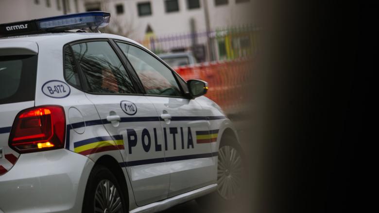 Au încercat să despartă trei scandalagii, dar au fost atacați cu pietre și bâte de 50 de persoane! Ce au pățit doi polițiști din Sălaj