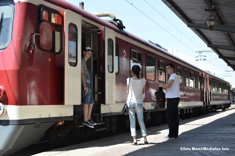 Românii continuă să se înghesuie pe litorarul românesc. CFR suplimentează vagoanele care merg spre litoral pe fondul cererii ridicate