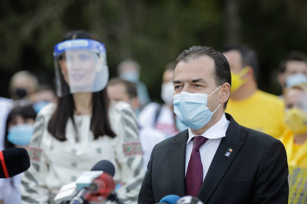 FOTO | Ludovic Orban, întâlnire matinală la o terasă din Râmnicu Vâlcea