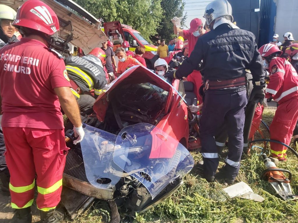 Accident grav în Prahova! Două autoturisme și o autobasculantă au intrat în coliziune. Un copil a fost preluat de elicopterul SMURD