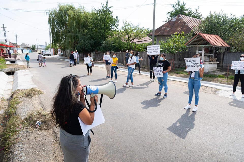 Zeci de femei din Bacău au organizat un protest față de polițiștii care nu i-ar ancheta pe violatorii din comună