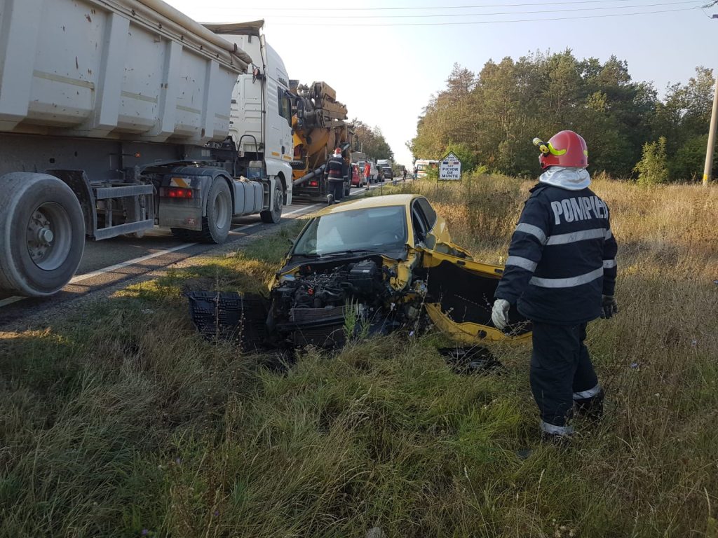 Accident în lanț produs de o șoferiță neatentă. Două mașini au ajuns în șanț, răsturnate