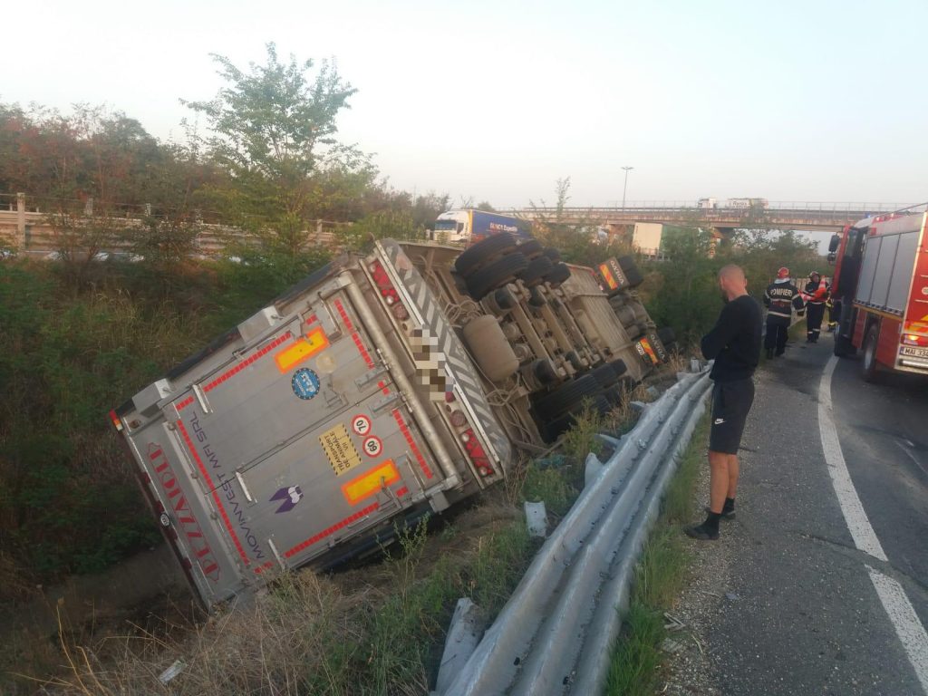 Un tir încărcat cu sute de porci s-a răsturnat pe A1. Animalele au rămas captive după impact | VIDEO