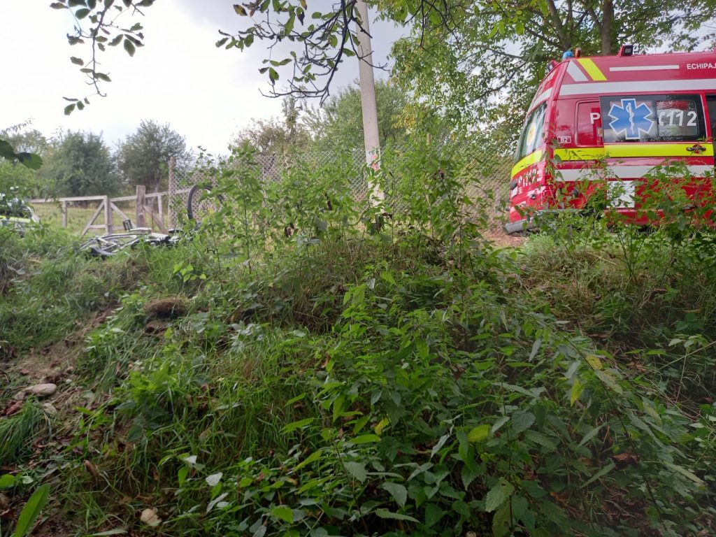 Imagini macabre! Trupul neînsuflețit al unui bărbat a fost găsit pe marginea drumului, lângă o bicicletă