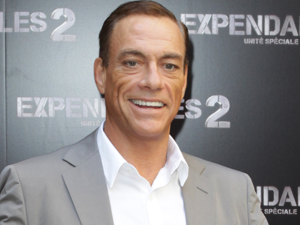 Jean-Claude Van Damme a făcut senzație în mediul online cu mișcările sale de dans. Ritmul a fost dat de o piesă românească