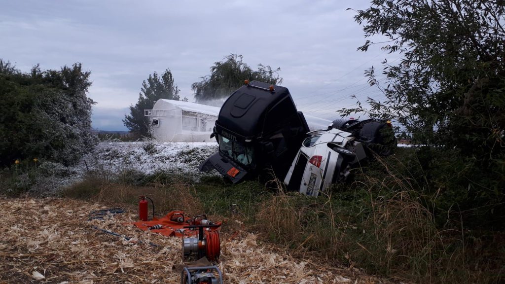 Accident grav în Prahova! O cisternă cu Kerosen s-a răsturnat peste un autoturism. A fost emisă o avertizare RO ALERT