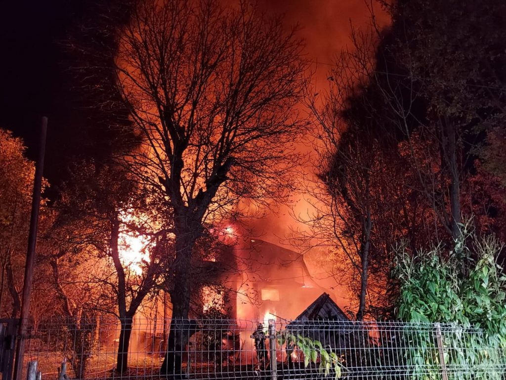 A ars de vie. O bătrână din Dâmbovița, captivă în locuința cuprinsă de flăcări