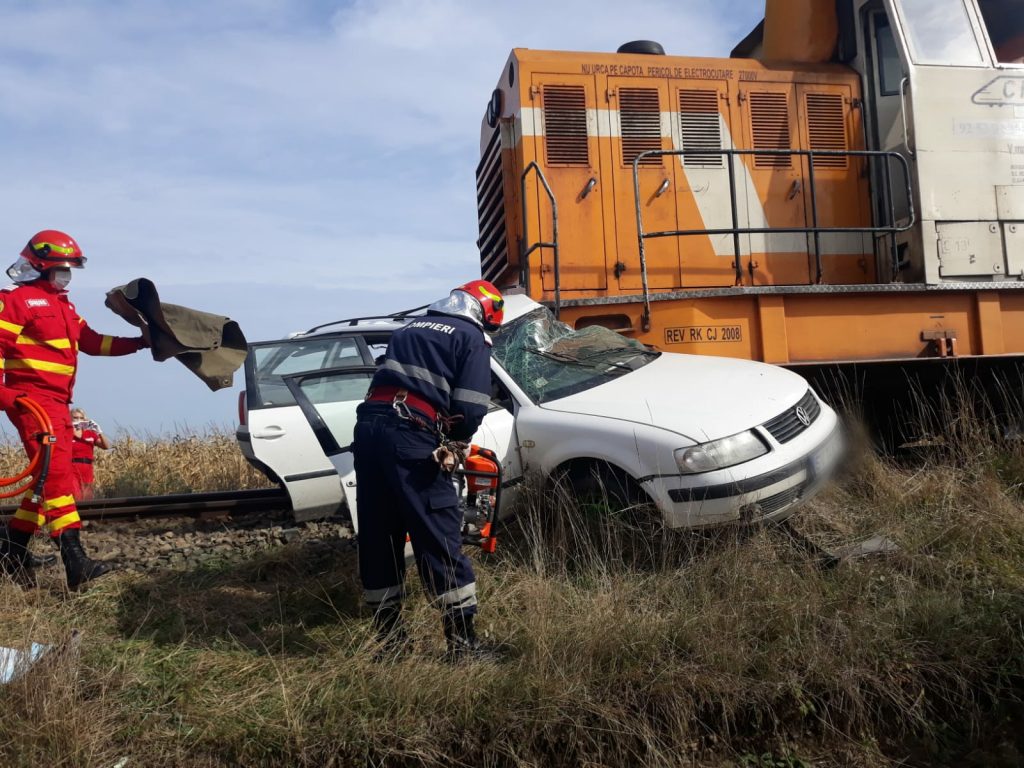 Accident grav în Suceava. Două persoane au murit, după ce mașina în care se aflau a fost spulberată de tren| VIDEO