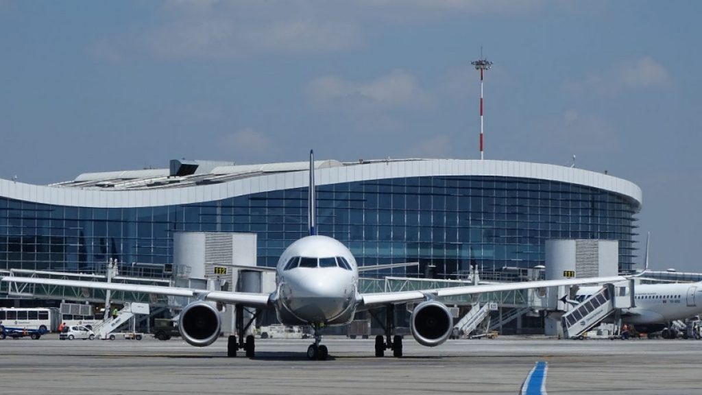 Vrei să îți parchezi mașina la aeroportul Otopeni? După ce vei afla că 6 zile costă 2580 de lei, cu siguranță te vei gândi de 2 ori