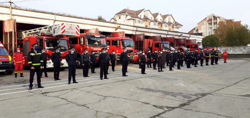 Emoționant! Moment de reculegere pentru un pompier de 46 de ani, mort de COVID-19 la Vâlcea. VIDEO