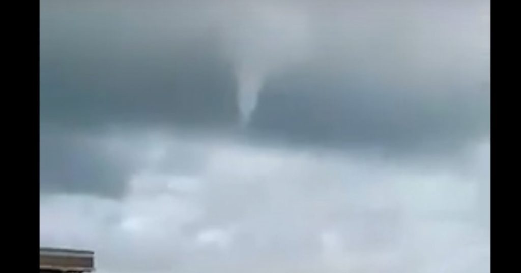 Fenomen meteorologic neobişnuit la Marea Neagră.  O trombă marină cu aspect de tornadă, vizibilă pe țărmul din Eforie Sud