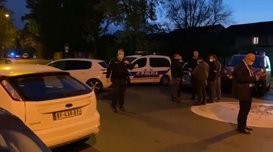 Un profesor a fost decapitat lângă o școală din Paris. Suspectul a fost omorât de polițiști, iar ancheta antiteroristă este în curs de desfășurare | FOTO & VIDEO