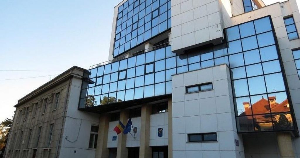 O grefieră de 48 de ani de la Tribunalul Bacău, mama unui copil de 14 ani, a murit după ce s-a infectat cu coronavirus