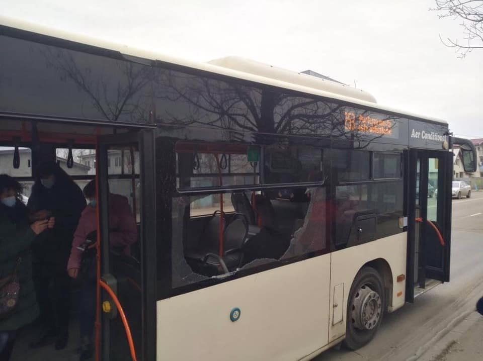 Fereastra unui autobuz din Capitală s-a spart peste călători