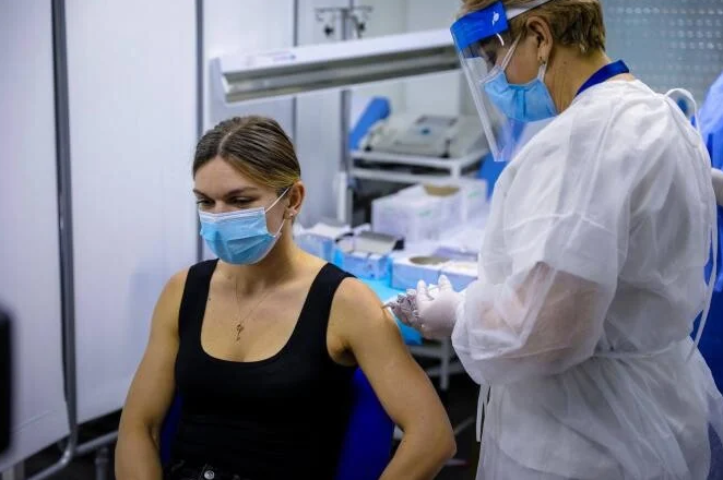 Simona Halep, criticată dur după vaccinare. Maioul negru purtat de campioană a stârnit mare vâlvă