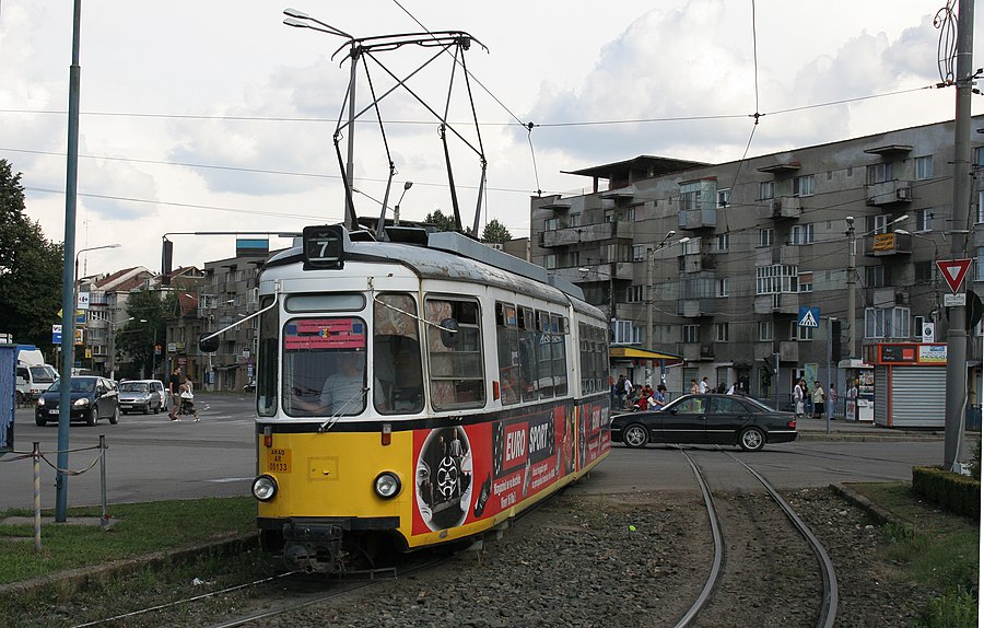 Incident violent într-un tramvai. Un elev a fost lovit cu pumnul şi scuipat de un bărbat care a vrut să îi verifice biletul