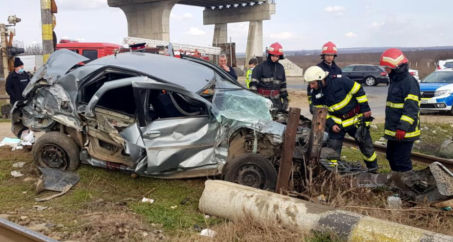 Accident grav în Tecuci! Un autoturism a fost lovit de un tren Interregio