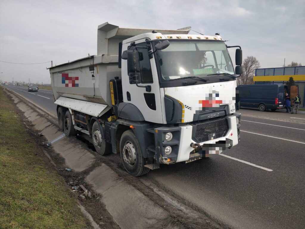 Tragedie la Mărășești! Un bărbat a murit după ce roata unui camion i-a sărit în cap