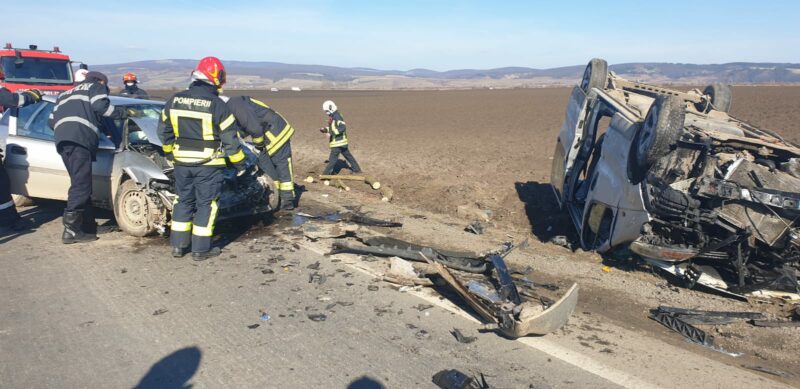 Accident grav în Brașov! Un microbuz cu 10 pasageri, între care și copii, s-a ciocnit cu un autoturism