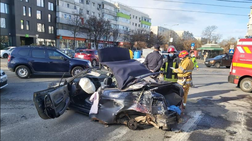 Un accident grav a fost provocat de un șofer fără permis! Mașina acestuia s-a lovit cu putere de un alt autoturism, după care s-a oprit într-un stâlp