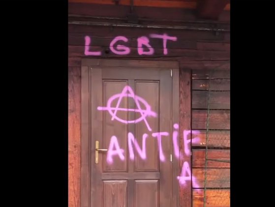 O biserică din Capitală a fost vandalizată. BOR acuză comunitatea LGBT. Ce mesaje au lăsat pe pereții lăcașului sfânt