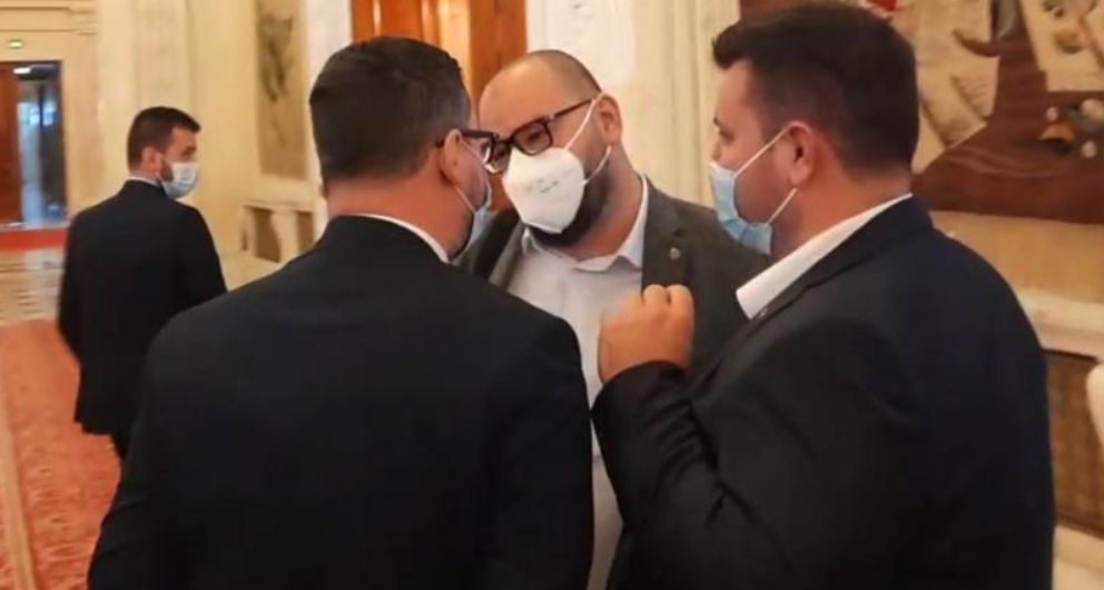 Scandal pe holurile Parlamentului! Doi deputați au fost la un pas de bătaie: „Păduche, eşti zero barat”